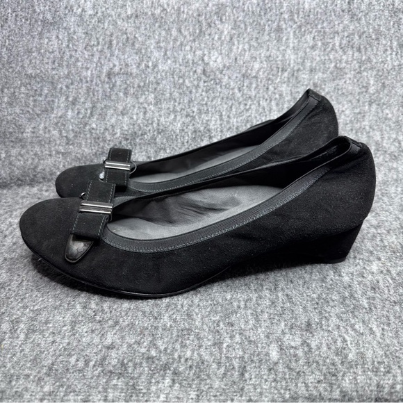 Stuart Weitzman Black Suede Wedges Bow Accent Sz 10 - Picture 2 of 11